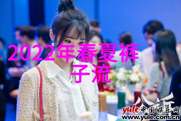 一手长的白色羽绒服达配什么打底颜色的毛衣